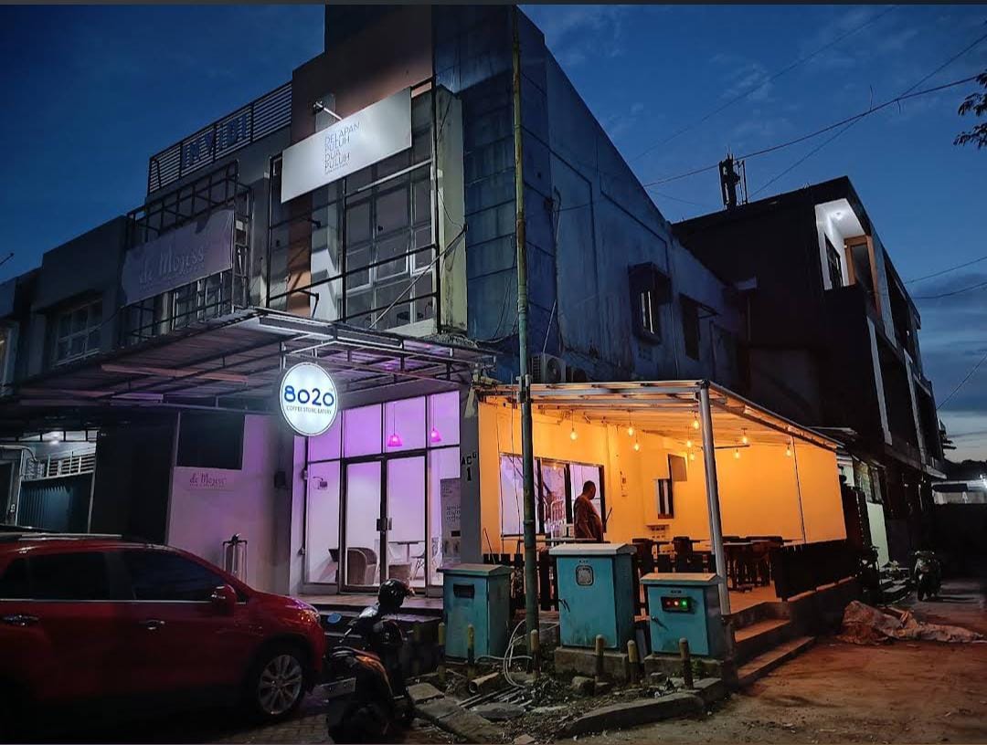 Tampak depan 8020 Coffee Store & Eatery Balikpapan pada malam hari